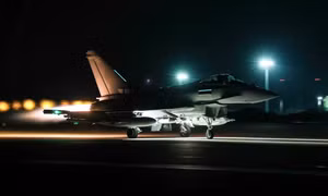 Houthi tăng cường tấn công trên Biển Đỏ, Mỹ-Anh liên quân không kích lần 4