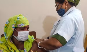 Bangladesh tiêm vaccine COVID-19 cho người bán dâm tại nhà thổ lớn nhất