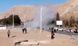 Cận cảnh hiện trường vụ đánh bom kép gần mộ tướng quân đội Iran