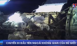 Chuyến đi bộ đầu tiên ngoài không gian của nữ giới