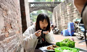 Chả rươi mùa Đông Hà Nội 'đốn tim' khán giả Hãng thông tấn Pháp 