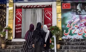 Phụ nữ Afghanistan tuyệt vọng trước lệnh cấm thẩm mỹ viện của Taliban