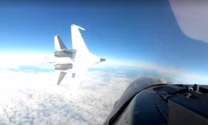 Cận cảnh cú tạt đầu F-16 của Su-35 Nga bay qua Alaska