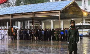 Người dân Hà Nội và các tỉnh đội mưa đến viếng Chủ tịch nước Trần Đại Quang