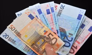 Ngân hàng Trung ương châu Âu gặp khó khi đồng euro rẻ hơn USD