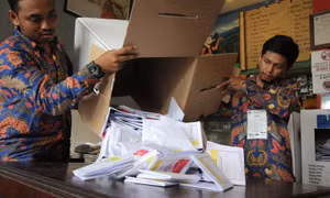 Kiệt sức vì kiểm phiếu bằng tay, gần 300 nhân viên bầu cử Indonesia tử vong 