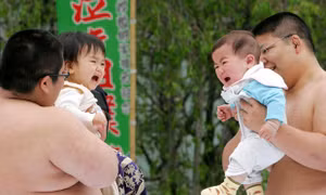 Chính phủ Nhật Bản trở thành 'ông mai bà mối', nỗ lực thúc đẩy tỷ lệ sinh 