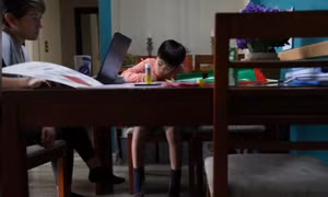 Phụ huynh Mỹ Latin gặp khó với việc dạy con ở nhà mùa dịch COVID-19
