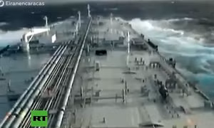 Video tàu Iran vượt biển mang trăm nghìn thùng dầu đầu tiên tới Venezuela