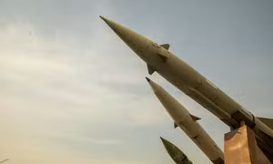 Iran thông báo đợt tấn công thứ 57, phá hủy kho chứa máy bay Mỹ