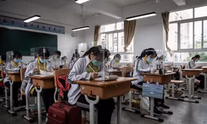 Học sinh Trung Quốc thí điểm đeo vòng tay thông minh đo thân nhiệt