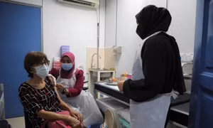Malaysia quy định mũi tiêm ngừa COVID-19 thứ ba bắt buộc cho người cao tuổi