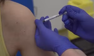 Anh bắt đầu thử nghiệm vaccine trên người