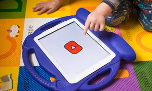 Chuyên gia kêu gọi YouTube siết nội dung AI cho trẻ em