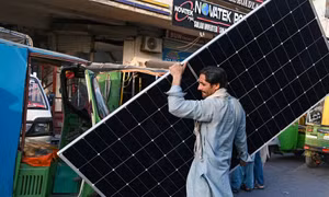 Làn sóng điện Mặt Trời tại Pakistan 'hóa giải' cú sốc năng lượng Trung Đông