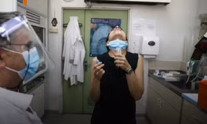 Israel phát triển bộ xét nghiệm COVID-19 qua nước bọt cho kết quả chưa đầy 1 giây