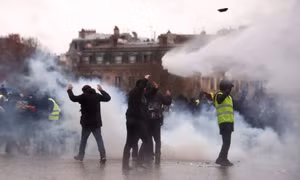 Vừa rung chuyển vì nổ lớn, Paris lại thành bãi chiến trường khi bạo loạn sang tuần thứ 9