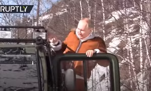 Video Tổng thống Nga lái xe địa hình chở Bộ trưởng Quốc phòng dạo rừng Siberia
