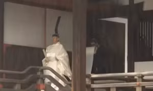 Nhật hoàng Naruhito thực hiện nghi lễ với tổ tiên trước giờ đăng quang