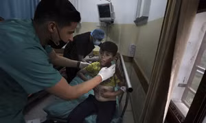 Khoảnh khắc kinh hoàng của các nạn nhân mắc kẹt trong xung đột Israel-Hamas