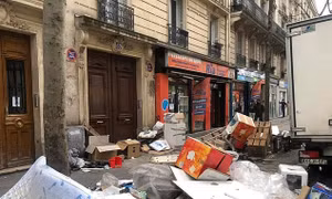 Rác ngập đường thủ đô hoa lệ Paris, dân bức xúc yêu cầu giải cứu
