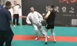 Bậc thầy thái cực quyền bị võ sĩ nghiệp dư MMA hạ gục ngất xỉu chỉ trong 30 giây