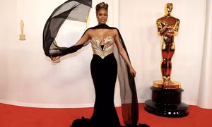 Những bộ trang phục quyến rũ trên thảm đỏ Oscar 2024