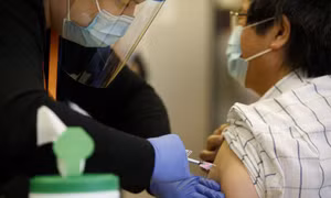 Hoãn thời điểm tiêm liều 2 vaccine COVID-19 có cứu thêm nhiều người?