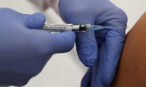 Nhiều người Mỹ được tiêm nước muối sinh lý chứ không phải vaccine COVID-19