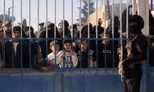 Mỹ bắt đầu chuyển 150 tù nhân IS đầu tiên từ Syria sang Iraq