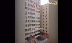 Người hàng xóm tay không chộp được em bé rơi từ tầng 10
