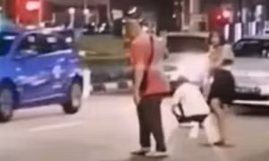Cãi nhau với lái xe taxi, nữ hành khách tức khí lột đồ giữa đường