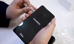 Huawei ngưng một vài dây chuyền sản xuất điện thoại vì bị Mỹ cấm vận