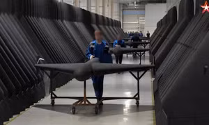 Bất ngờ với lực lượng lao động tại nhà máy sản xuất UAV cảm tử lớn nhất thế giới 
