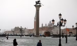 Thủy triều dâng cao bất thường, thành phố tình yêu Venice gần như biến mất trong nước