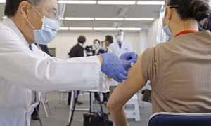 Người Nhật làm quen với cách tiêm kiểu mới trong chiến dịch vaccine COVID-19