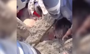 Video giải cứu bé gái 5 tuổi ở Nepal bị lũ cuốn trôi và kẹt dưới đống đổ nát trong 60 giờ