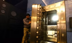 Hai tên cướp quật ngã bảo vệ, cướp tiền vàng 2,5 triệu USD