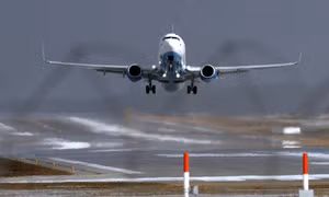 Máy bay Boeing 737-800 hạ cánh khẩn cấp ở Nga, khả năng hỏng động cơ