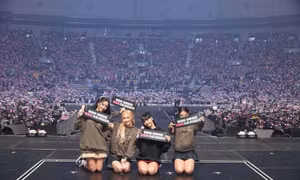 Đối với người Hàn, giá vé concert thần tượng Kpop cũng quá đắt?