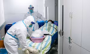 Các y bác sĩ mặc bỉm chiến đấu với virus corona trong tâm dịch Vũ Hán