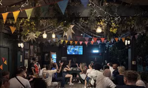 Cơn sốt World Cup khiến nhiều quốc gia viết lại quy định để 'chiều lòng' người hâm mộ