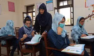 Pakistan mở trường học đầu tiên cho nữ sinh chuyển giới 