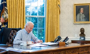 Cuộc sống mới của Tổng thống Biden qua ống kính nhiếp ảnh gia Nhà Trắng