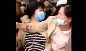 Người dân Trung Quốc chen nhau đi tiêm vaccine COVID-19