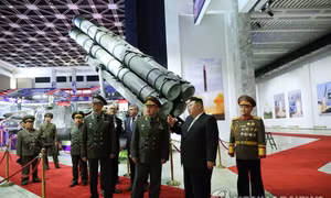 Lãnh đạo Triều Tiên dẫn Bộ trưởng Quốc phòng Nga tham quan triễn lãm vũ khí