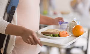 Phụ huynh phản đối vì ngôi trường bắt học sinh ăn chay bỏ thịt