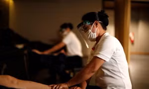 Giãn cách nới lỏng, người dân Thái Lan đổ xô đi xem phim, massage