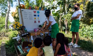 'Trường học' xe đẩy đem con chữ đến trẻ em nghèo Philippines