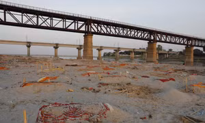 Phát hiện hàng trăm thi thể nghi nạn nhân COVID-19 chôn dọc sông Hằng